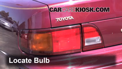 1996 Toyota Camry LE 2.2L 4 Cyl. Sedan (4 Door) Éclairage Feu clignotant arrière (remplacer l'ampoule)