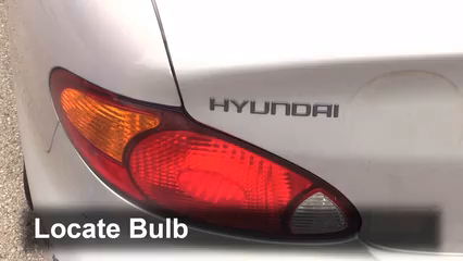 1999 Hyundai Elantra GL 2.0L 4 Cyl. Sedan (4 Door) Éclairage Feux de marche arrière (remplacer une ampoule)
