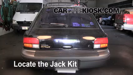 1999 Subaru Impreza Outback 2.2L 4 Cyl. Levantar auto Usar el gato para levantar el auto