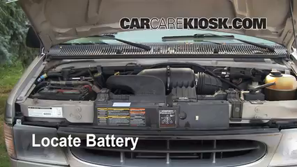 2001 Ford E-150 Econoline Club Wagon XLT 5.4L V8 Batterie Nettoyer la batterie et les cosses