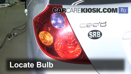 2008 Kia Ceed LX 1.4L 4 Cyl. Éclairage Feux de marche arrière (remplacer une ampoule)