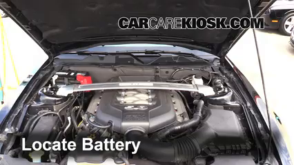 2012 Ford Mustang GT 5.0L V8 Coupe Batería Limpiar batería y terminales