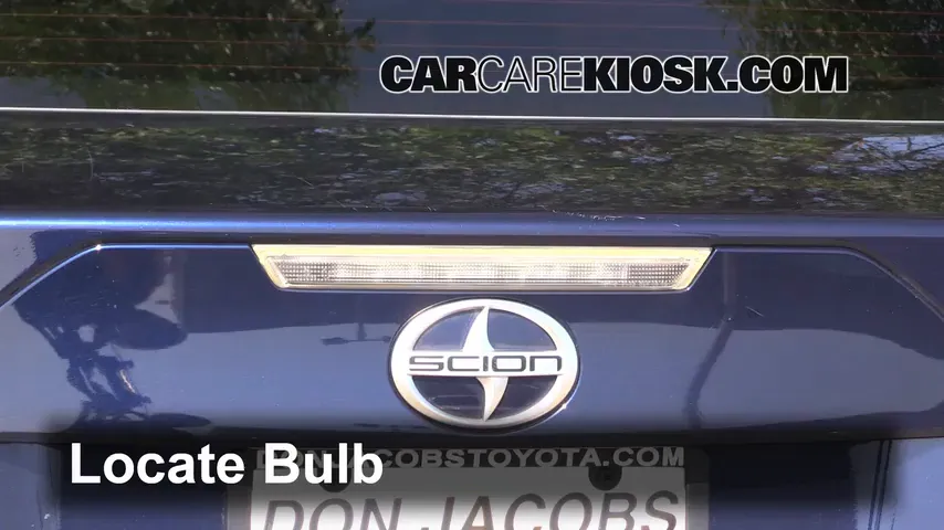 Reemplazo De La Bombilla De La Tercera Luz De Freno En Un 2009 Scion TC 2.4L 4 Cyl