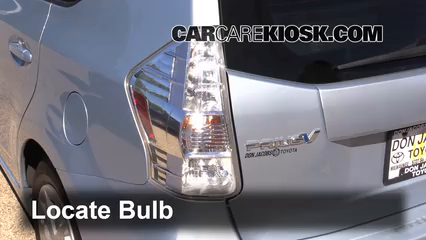 2012 Toyota Prius V 1.8L 4 Cyl. Éclairage Feux de marche arrière (remplacer une ampoule)