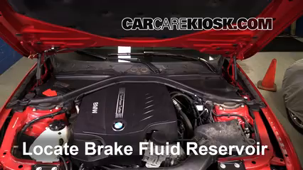 2013 BMW 335i xDrive 3.0L 6 Cyl. Turbo Sedan Liquide de frein Contrôler le niveau de liquide de frein