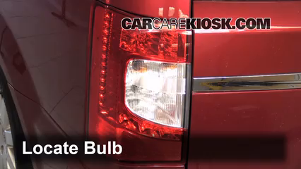 2013 Chrysler Town and Country Touring 3.6L V6 FlexFuel Éclairage Feux de marche arrière (remplacer une ampoule)