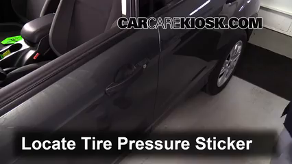 2014 Ford Escape S 2.5L 4 Cyl. Neumáticos y ruedas Controlar presión de neumáticos
