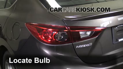 2014 Mazda 3 Touring 2.0L 4 Cyl. Sedan Éclairage Feux de marche arrière (remplacer une ampoule)