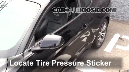 2017 Ford Mustang GT 5.0L V8 Neumáticos y ruedas Controlar presión de neumáticos