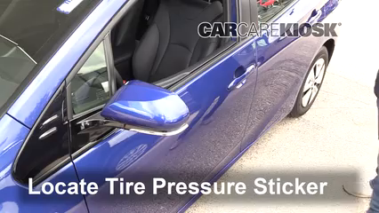 2017 Toyota Prius Four 1.8L 4 Cyl. Neumáticos y ruedas Controlar presión de neumáticos