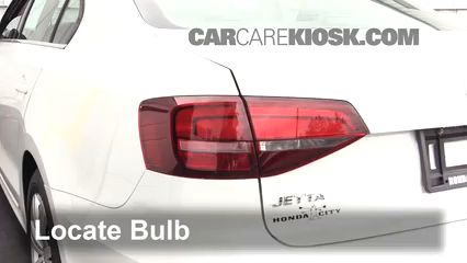 2017 Volkswagen Jetta S 1.4L 4 Cyl. Turbo Éclairage Feu clignotant arrière (remplacer l'ampoule)