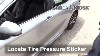 2018 Toyota Camry SE 2.5L 4 Cyl. Neumáticos y ruedas Controlar presión de neumáticos