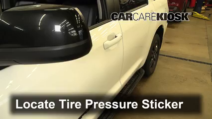 2020 Toyota Sequoia TRD Sport 5.7L V8 Neumáticos y ruedas Controlar presión de neumáticos